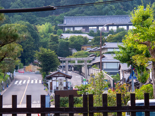 京都の高台寺の表門から見える維新の道と護国神社の石の大きな鳥居の京都らしい景色