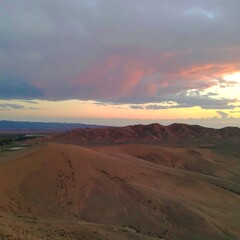 Naklejka premium Desert landscape at sunset