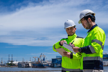 Engineering scholars and port engineers jointly analyzed the port structure to check its integrity.