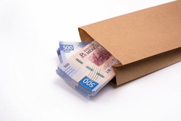 2 fajos de billetes de 500 pesos mexicanos dentro de una bolsa de papel sobre fondo blanco.

Two...