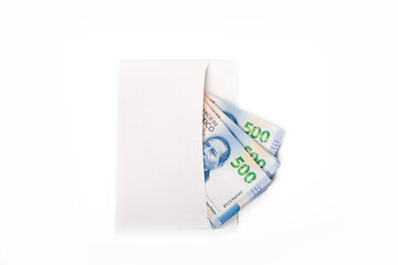 Sobre Blanco lleno de billetes mexicanos de 500 pesos, sobre fondo blanco, con una vista superior.

White envelope filled with Mexican 500 peso bills, on a white background, with a top view.