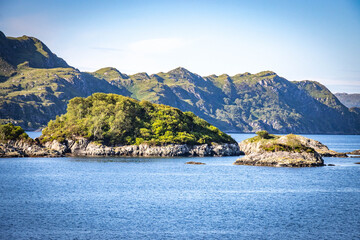 Obraz premium road to mallaig, highlands, scotland, uk, isle of skye, skye, hebrides, cliffs, forest