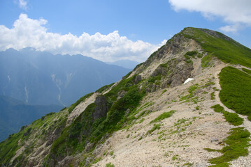 北アルプス、稜線から望む穂高連峰と抜戸岳