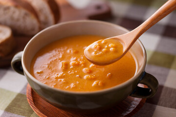 【バターナッツかぼちゃのポタージュ】ひょうたん形のかぼちゃ「バターナッツ」のポタージュ。ナッツような風味とコクのある甘みを楽しみます。