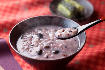 【雑穀米の麹甘酒】米麹に茹でた雑穀をあわせて作った甘酒です。寒い冬に温めていただく自然な甘みが嬉しい和風スイーツ。