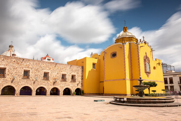 Capture of the historic Plaza Aranzaz&uacute; in central Mexico, showcasing the baroque-style Capilla de Aranzaz&uacute; and the Regional Museum