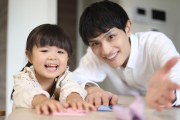 折り紙を折る親子