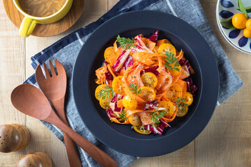 【金柑とにんじんのサーモンマリネサラダ 】金柑とにんじんをサーモンとマスタードで和えたサラダです。金柑の甘みとマスタードの辛みがサーモンとバランス良く混じり合う楽しいサラダです。