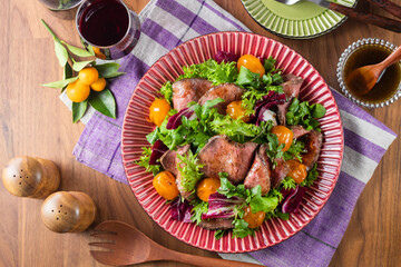 【金柑とローストビーフのサラダ】金柑の甘露煮をローストビーフと和えたサラダです。たっぷり入った金柑とローストビーフ。食べ応えのある贅沢なサラダです。