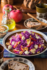【りんごと紫きゃべつのサラダ】りんごと紫きゃべつを和え仕上げに胡桃を散らしたサラダです。りんごとクリームチーズの甘味が楽しめるシャキシャキ食感すっきり味わいのサラダです。