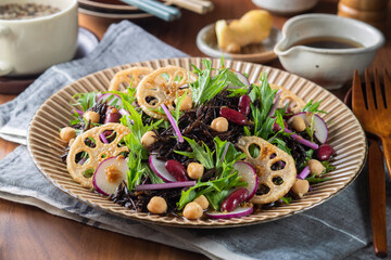 【レンコンとひじきのサラダ 】きつね色に揚げたレンコンと水菜、赤大根、レッドキドニービーンズ、ひよこ豆、ひじきを和えたサラダです。生姜ドレシングで楽しむサラダです。 © FOODPHOTO