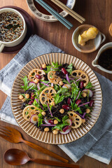 【レンコンとひじきのサラダ 】きつね色に揚げたレンコンと水菜、赤大根、レッドキドニービーンズ、ひよこ豆、ひじきを和えたサラダです。生姜ドレシングで楽しむサラダです。 © FOODPHOTO