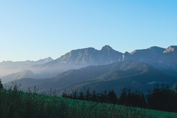 Widok na tatry z Kościeliska o wschodzie słońca