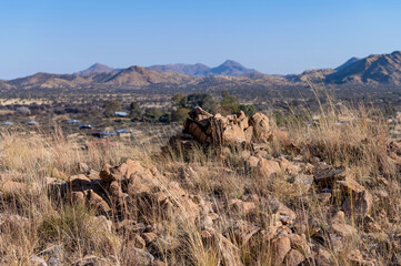Paysage aride et montagneux de la Namibie durant la saison s&egrave;che