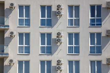 Fototapeta premium A large building with many windows and air conditioners