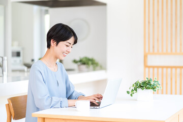 リビングでくつろぐ主婦。