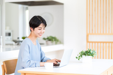 リビングでくつろぐ主婦。