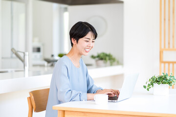 リビングでくつろぐ主婦。
