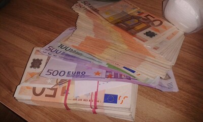euro notes and euro banknotes