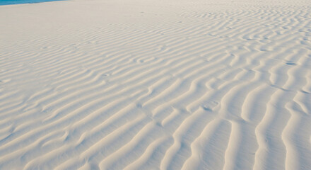 Obraz premium Fine, rippled sand patterns on a beach.