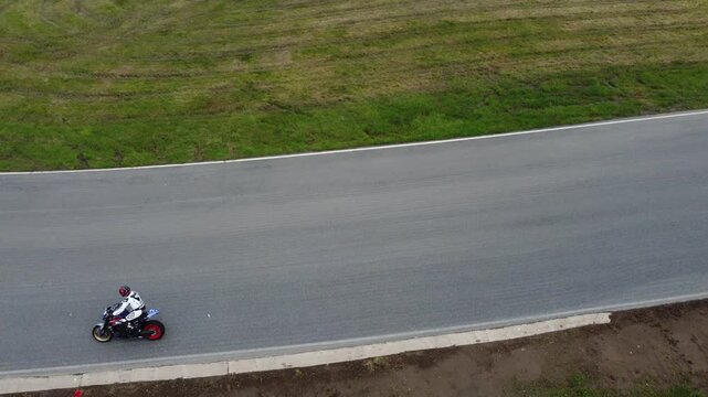 "Vid&eacute;o drone 4K de suivi d&rsquo;une moto sur piste de course, virages serr&eacute;s, acc&eacute;l&eacute;rations et pilotage spectaculaire, action et adr&eacute;naline pour passionn&eacute;s de sports m&eacute;caniques"