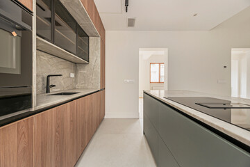 Modern kitchen with an industrial-chic style: metal, wood, and pendant lights for a unique ambiance