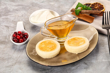 Roasted cheesecakes - Syrniki with honey
