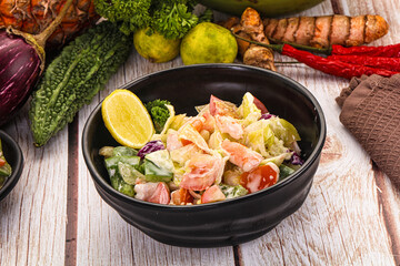 Salad with prawn and vegetables