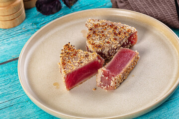 Tuna tataki with sesame seeds