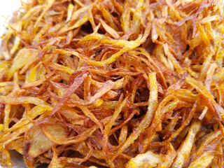 fried red onions, Crispy fried onions in a plate are fried to a golden brown color. roasted onion slices background