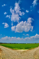 農道と大空（北海道・美唄市・岩三沢市）
