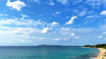 青い海と広がる空 南国の絶景風景 沖縄県 津堅島