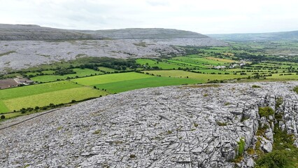 survol du plateau des Burren en Irlande des villages et églises en ruine