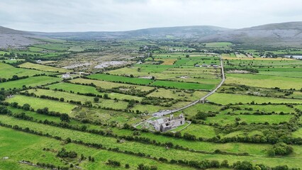 survol du plateau des Burren en Irlande des villages et églises en ruine