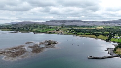survol du plateau des Burren en Irlande des villages et églises en ruine