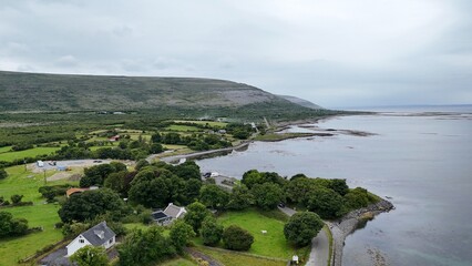 survol du plateau des Burren en Irlande des villages et &eacute;glises en ruine