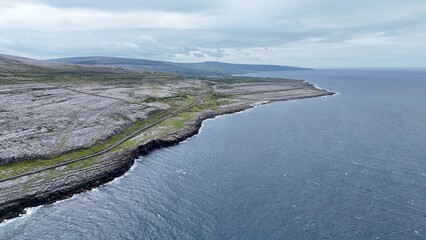survol du plateau des Burren en Irlande des villages et églises en ruine