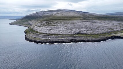 survol du plateau des Burren en Irlande des villages et églises en ruine