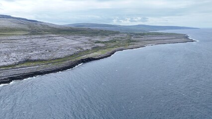 survol du plateau des Burren en Irlande des villages et églises en ruine
