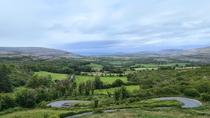 survol du plateau des Burren en Irlande des villages et églises en ruine
