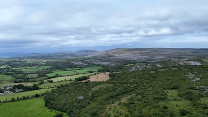 Obraz premium survol du plateau des Burren en Irlande des villages et églises en ruine