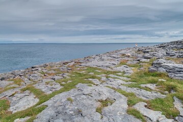 survol du plateau des Burren en Irlande