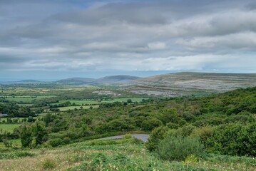 survol du plateau des Burren en Irlande