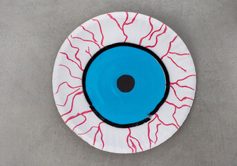 big paper plate eyeball