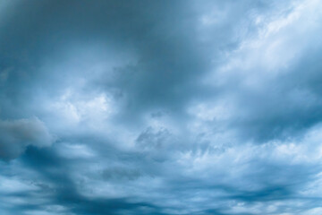 夏の空　雲が広がる曇天の空02