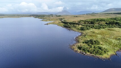 survol du parc national du Connemara en Irlande et de la côte