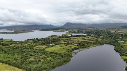 survol du parc national du Connemara en Irlande et de la côte