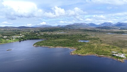 survol du parc national du Connemara en Irlande et de la côte