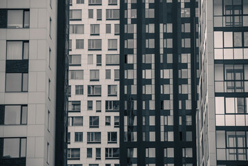 Obraz premium empty glass windows of a modern building with a reflection of the sky in the glass