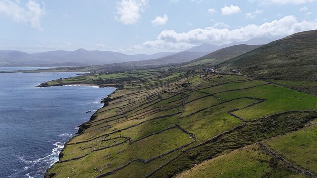 survol de Brandon point &agrave; l'extr&eacute;mit&eacute; nord de la p&eacute;ninsule de Dingle en Irlande